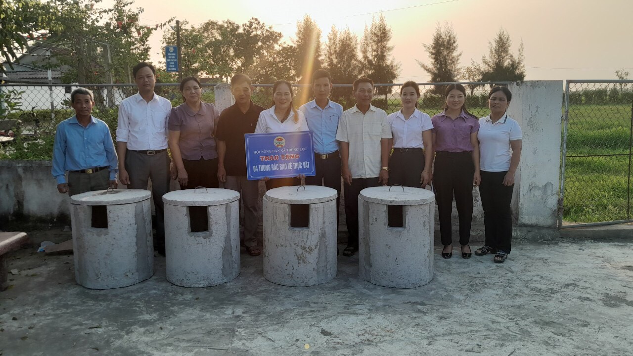 HND xã Trung Lộc trao tặng thùng rác BVTV cho Chi hội Tân Mỹ