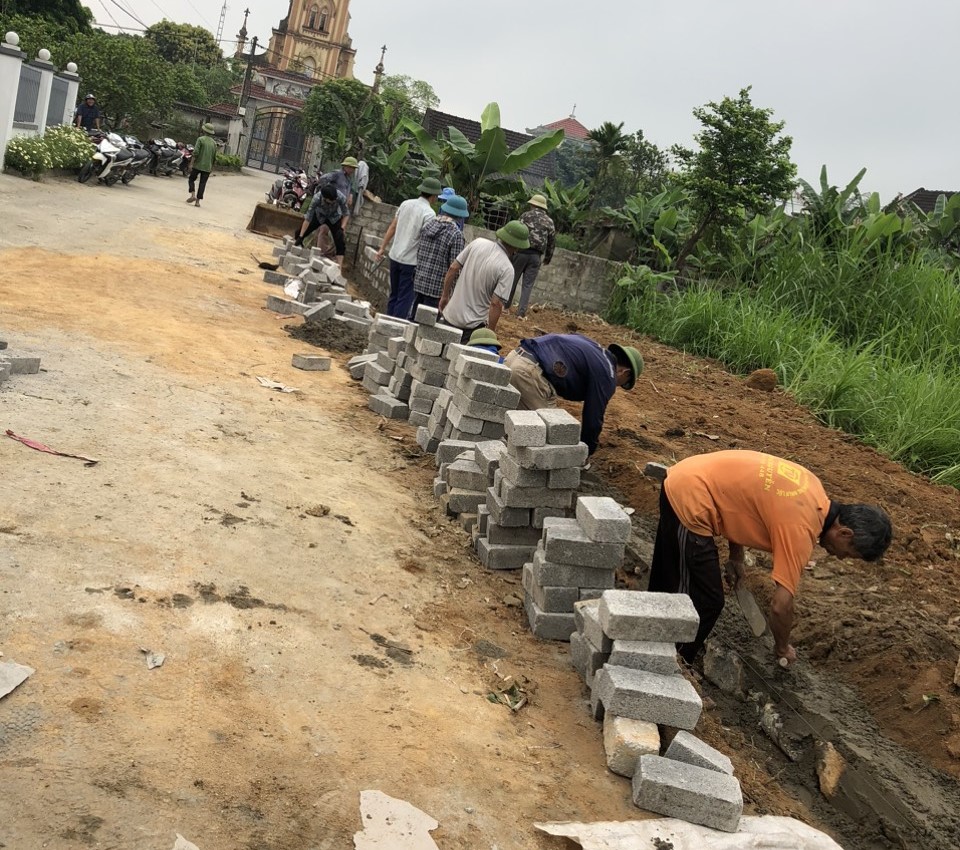 Hội Nông dân xã Cẩm Minh giúp đỡ hộ neo đơn chỉnh trang và xây dựng hàng rào