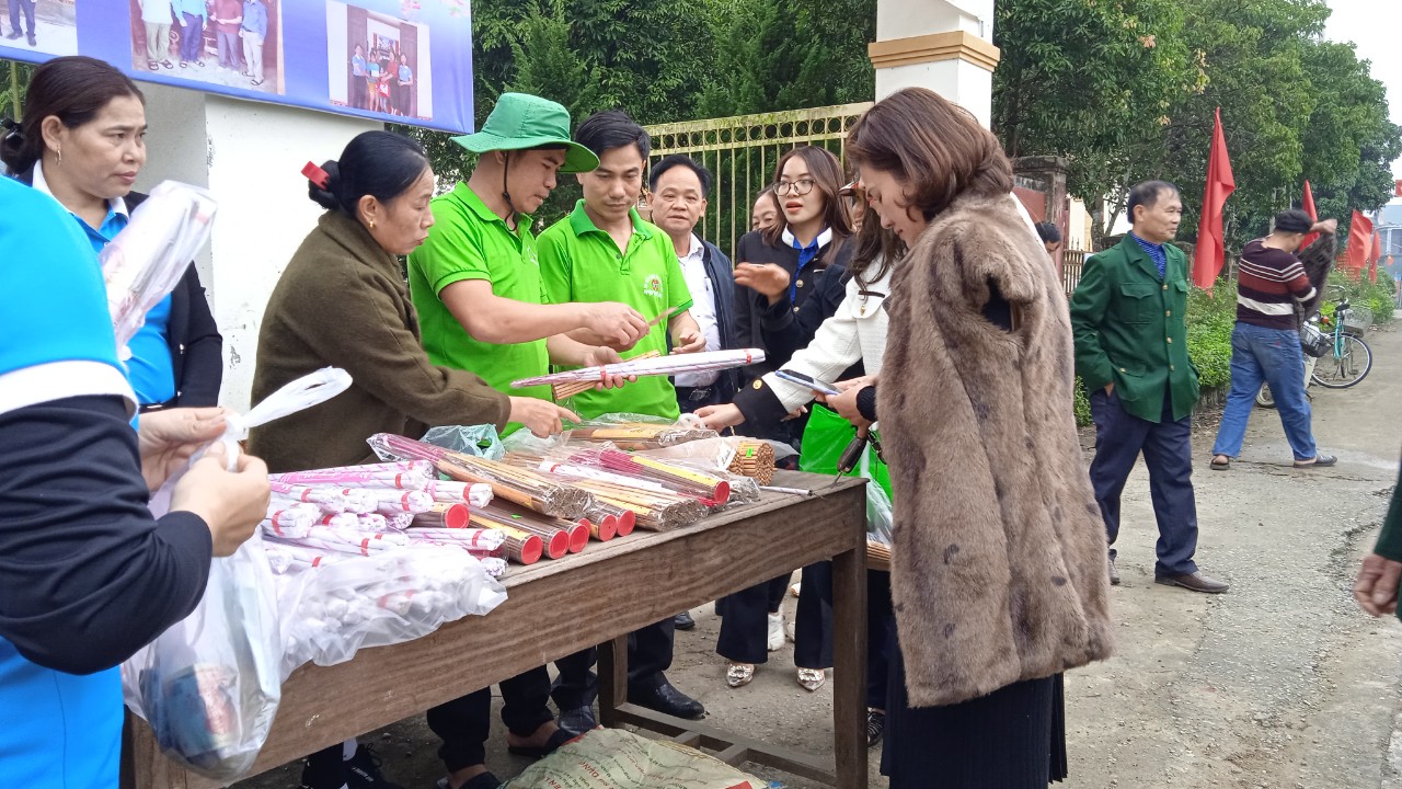 HND xã Phú Phong bán hương gây quỹ