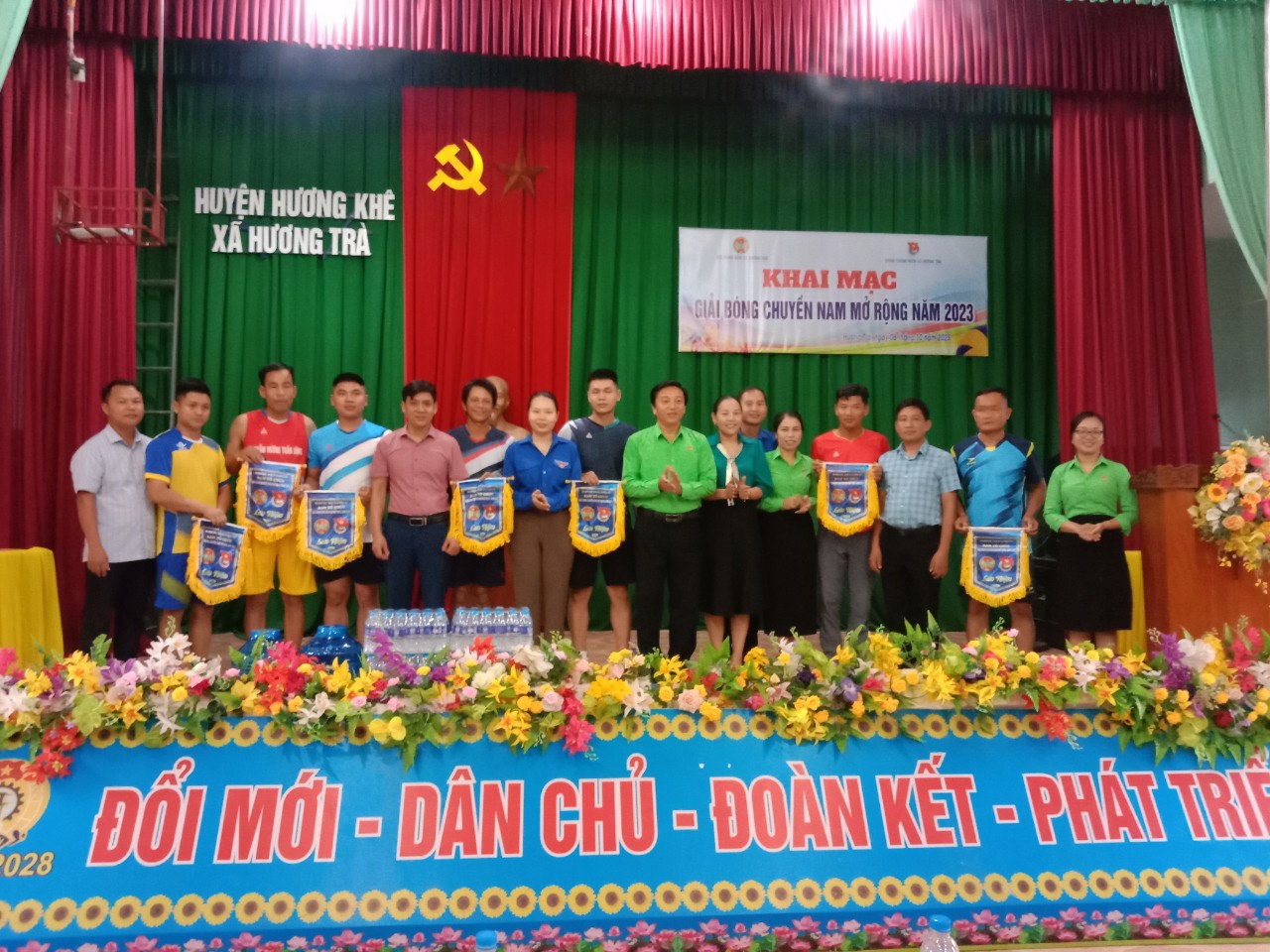 Hội Nông dân xã Hương Trà tổ chức giải bóng chuyền da nam chào mừng 93 năm Ngày thành lập Hội