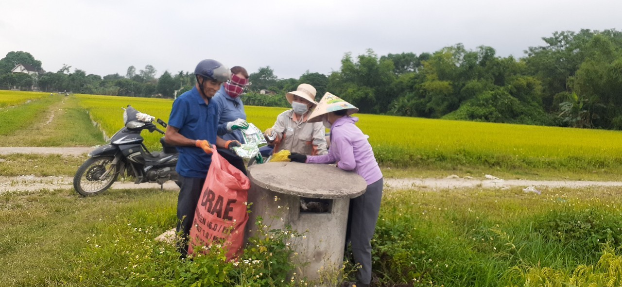 Hội Nông dân xã Tùng Ảnh tổ chức lao động, thu gom bao bì, vỏ chai thuốc bảo vệ thực vật