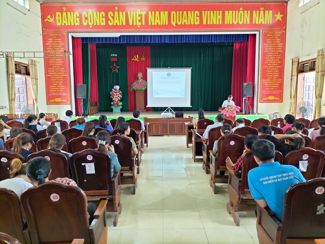 Hội Nông dân xã Cẩm Lĩnh phối hợp tổ chức tuyên truyền chính sách BHYT, BHXH