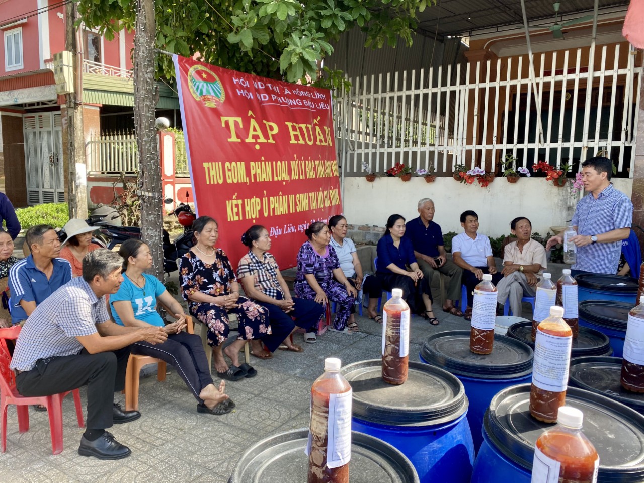 Đồng chí Nguyễn Văn Giáp hướng dẫn cách sử dụng chê phẩm IMO cho các hộ