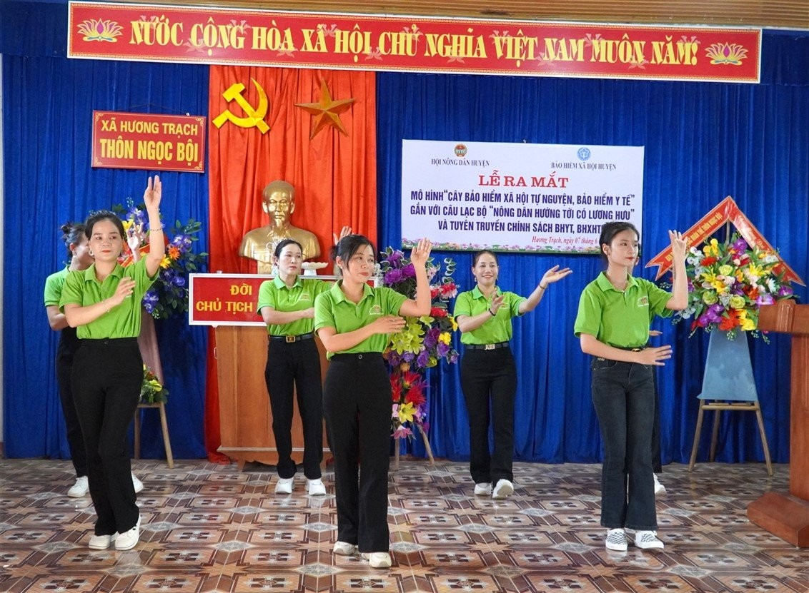 Hội nông dân xã Hương Trạch ra mắt Câu lạc bộ Nông dân hướng tới lương hưu và mô hình Cây bảo hiểm xã hội tự nguyện, bảo hiểm y tế