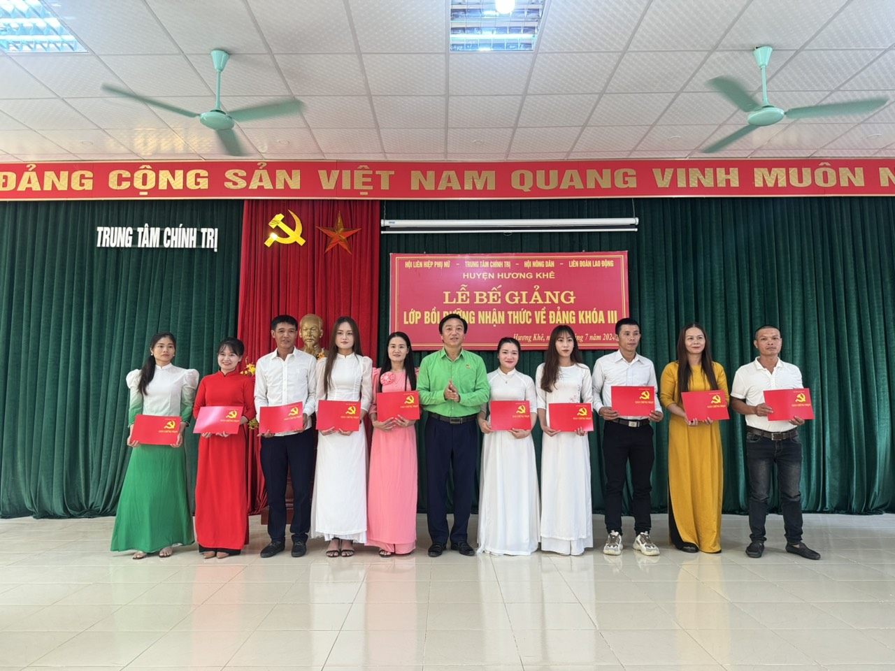 Hội Nông dân huyện Hương Khê phối hợp giới thiệu 34 hội viên ưu tú tham gia bồi dưỡng nhận thức về Đảng khóa III, năm 2024