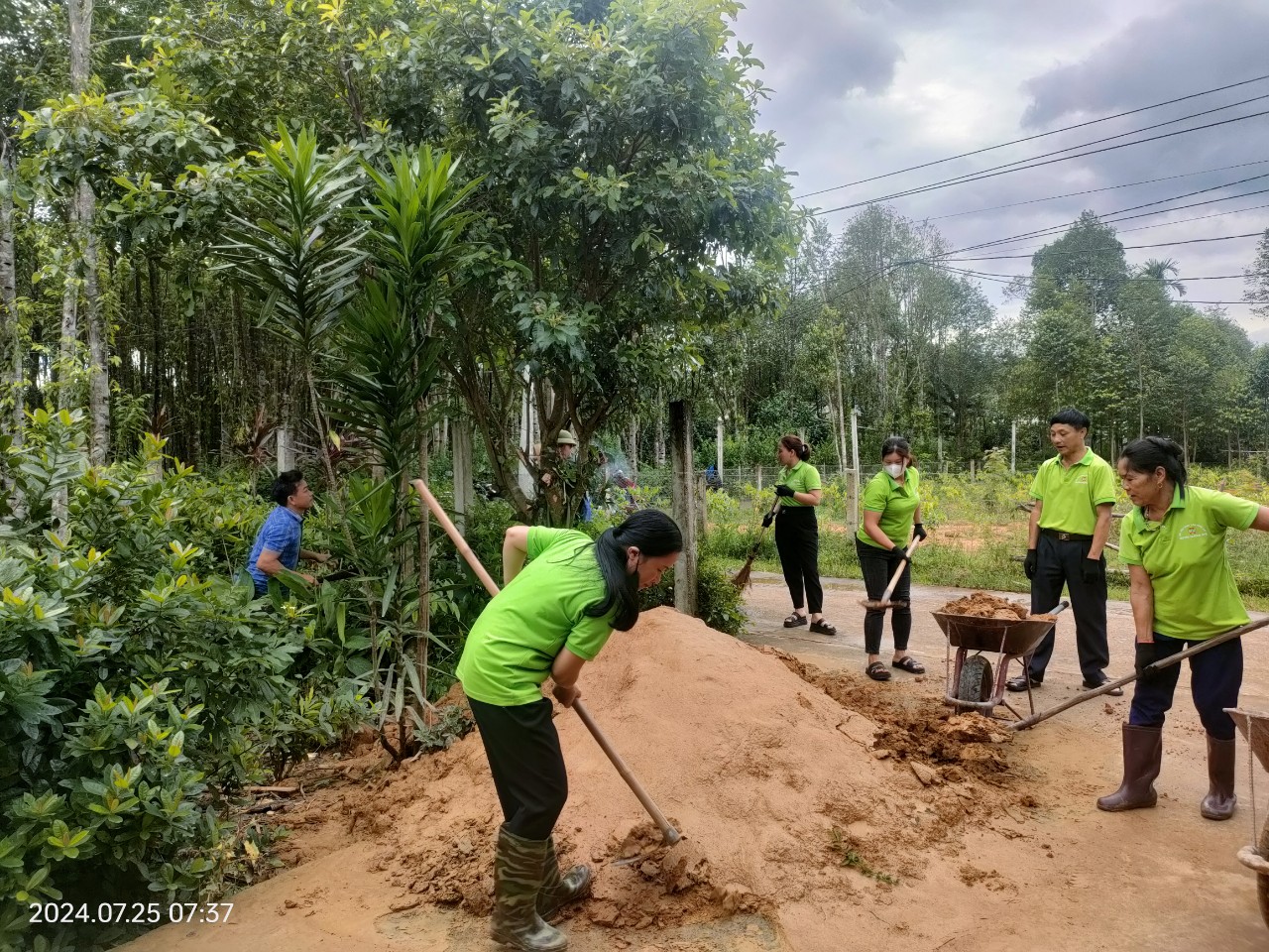 HND xã Hường Trạch giúp chỉnh trang vườn hộ cho gia đình thương binh