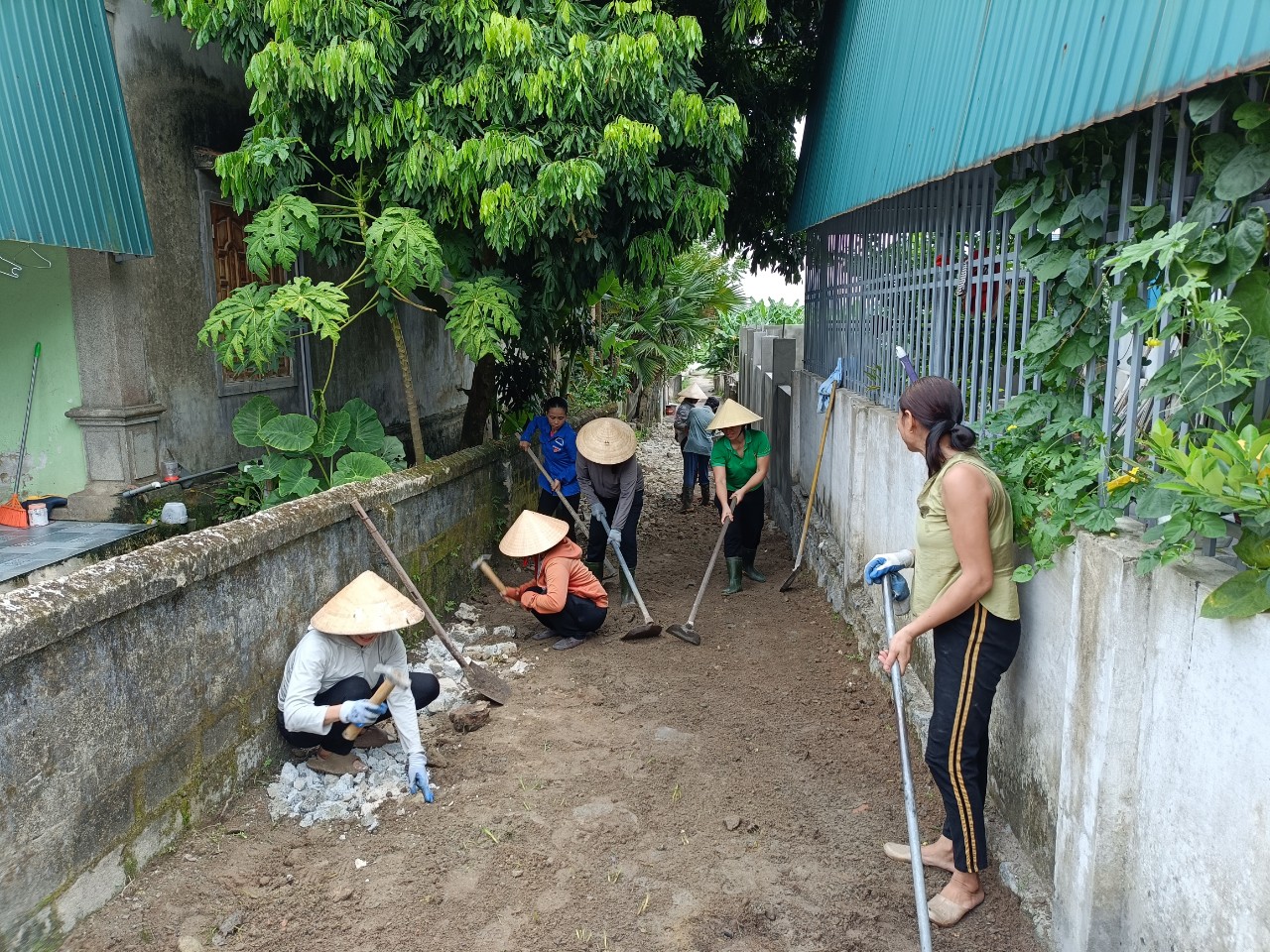 Hội viên hỗ trợ dọn cỏ, san lấp mặt bằng trước khi đổ bê tông