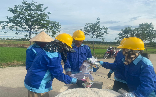 Hội viên Nông dân phường Thạch Quý tích cực tham gia xây dựng tuyến đường ngõ phố và vườn hộ gia đình sạch đẹp