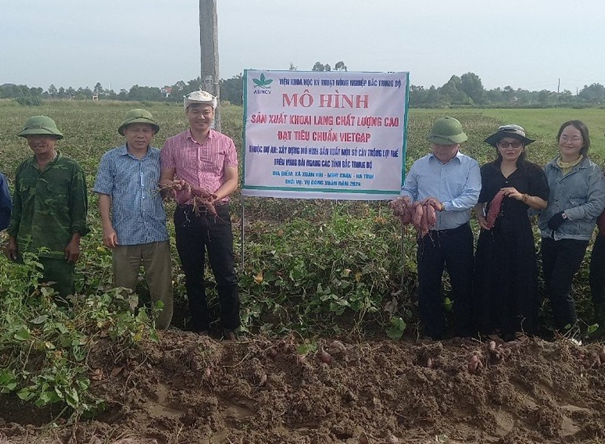 Hình ảnh: Viện khoa học cùng với bà con nhân dân kiểm tra chuẩn bị cho công tác thu hoạch