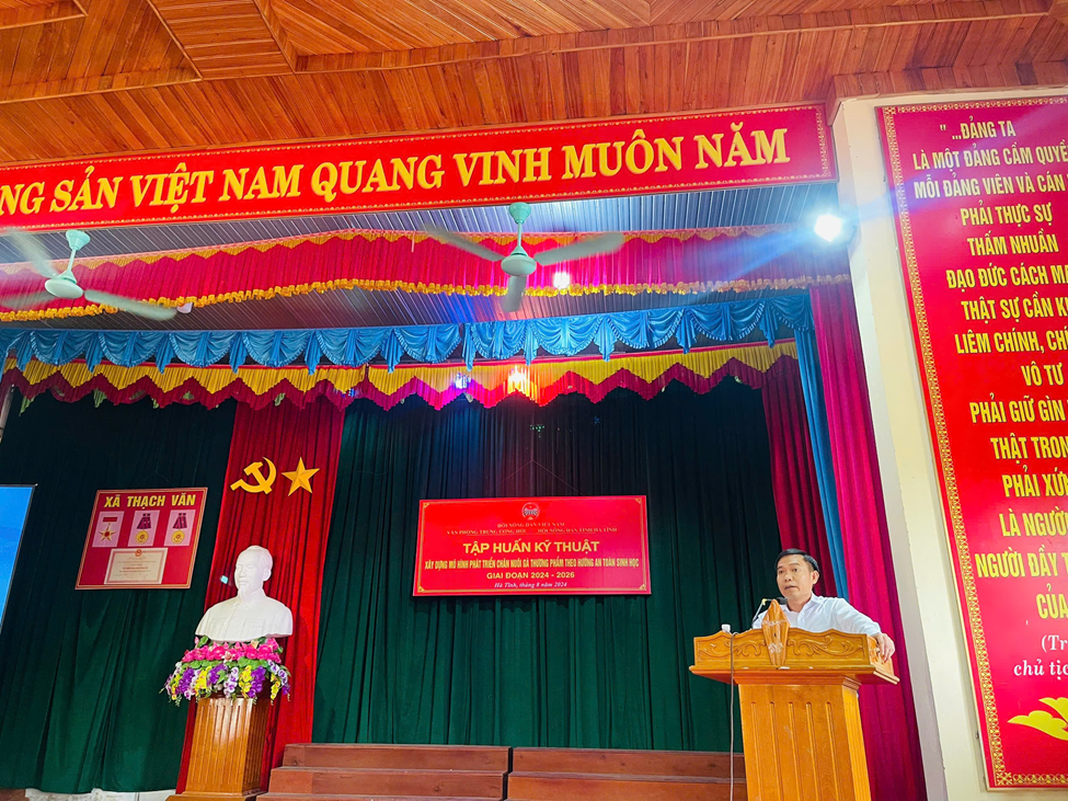 Bàn giao con giống, vật tư cho các hộ tham gia mô hình “Xây dựng mô hình Phát triển chăn nuôi gà thương phẩm theo hướng an toàn sinh học giai đoạn 2024 – 2026” tại xã Thạch Văn