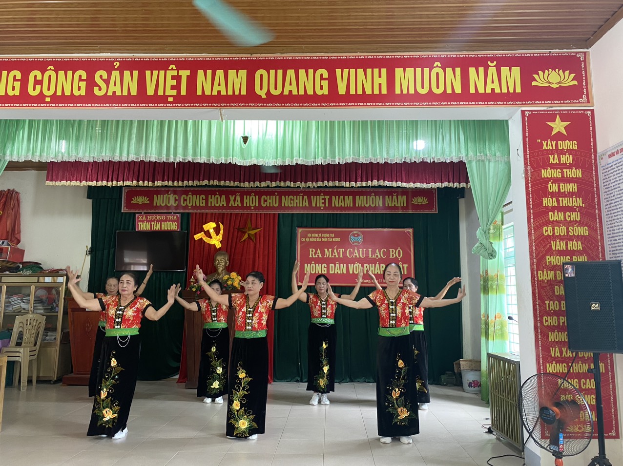 Văn nghệ chào mừng