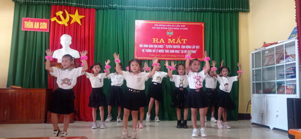 Hội Nông dân xã Cẩm Sơn ra mắt mô hình Dân vận khéo Tuyên truyền vận động, xây lắp bể xử lý nước thải sinh hoạt