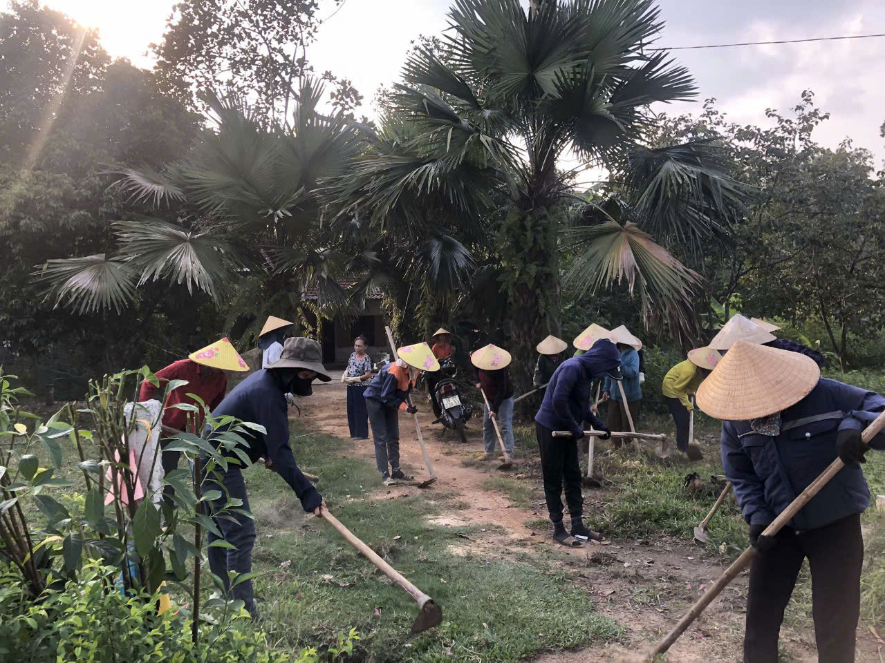 Hội viên nông dân thị trấn Đồng Lộc, huyện Can Lộc lao động cải tạo vườn tạp, chỉnh trang vườn hộ