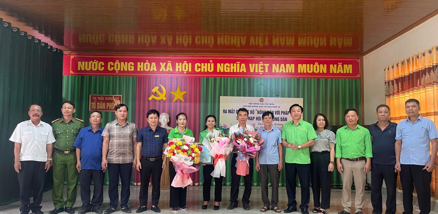 Đại biểu tặng hoa chúc mừng CLB