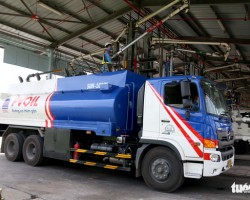 Công nhân của Tổng công ty Dầu Việt Nam (PVOIL) cấp xăng cho các xe bồn tại Tổng kho xăng dầu Nhà Bè (TP.HCM) - Ảnh: NGỌC HIỂN