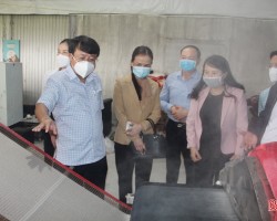 Đoàn tham quan, kiểm tra mô hình bánh đa nem sử dụng công nghệ sấy lạnh tại phường Thạch Quý...