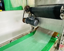 Dây chuyền sản xuất vỏ bánh ram của Công ty CP Sản xuất thực phẩm Hồ Cầm được đầu tư máy móc hiện đại, đảm bảo vệ sinh an toàn thực phẩm.