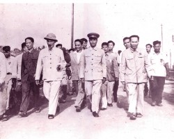 Chủ tịch Hồ Chí Minh nhận thức rất rõ vai trò của dân chủ, coi dân chủ là nhân tố động lực của sự phát triển; thực hành dân chủ là chìa khóa vạn năng để giải quyết mọi khó khăn. Trong ảnh tư liệu: Bác Hồ về thăm và làm việc với Đảng bộ, chính quyền v