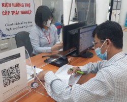 Người lao động đến nhận trợ cấp thất nghiệp tại Trung tâm Dịch vụ việc làm Hà Nội.