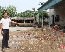 Anh Võ Kim Lĩnh (thôn Hưng Đạo, xã Cẩm Lạc) phá căn nhà cấp 4 hơn 100m2 và hiến hơn 50m2 đất ở để mở rộng đường.