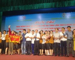 đồng chí Trần Trung Thành – Phó Chủ tịch Thường trực Hội Nông dân tỉnh và lãnh đạo thành phố trao giải Nhất cho đội thi xã Thạch Hưng