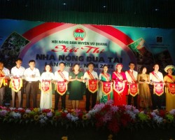 Lãnh đạo Hội Nông dân tỉnh và huyện Vũ Quang tặng Cờ lưu niệm cho các đội