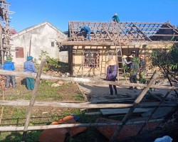 Hội viên giúp đỡ gia đình hội viên nghèo Lê Đình Hà – TDP Hòa Bình tháo dỡ nhà cũ