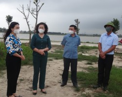 Đồng chí Bùi Thị Thơm - Phó Chủ tịch BCH Trung ương HND Việt Nam tới thăm mô hình nông nghiệp đô thị gắn với dịch vụ sinh thái tại xã Thạch Hạ tháng 4/2022