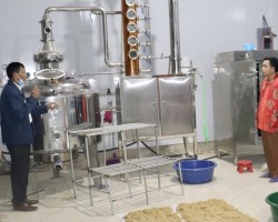 Dây chuyền sản xuất rượu của Hợp tác xã Minh Lương
