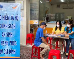BHXH TP Hồ Chí Minh tuyên truyền chính sách bảo hiểm đến người lao động (Ảnh: A.X).