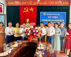 Thường trực Tỉnh ủy tặng hoa chúc mừng ngày thành lập Hội Nông dân Việt Nam