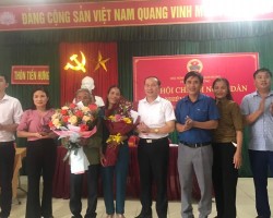 Chủ tịch Hội Nông dân thành phố Hà Tĩnh tặng hoa chúc mừng đại hội chi hội điểm tại xã Thạch Hưng