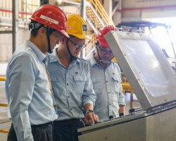 Các kỹ sư, công nhân Công ty TNHH Gang thép Hưng Nghiệp Formosa Hà Tĩnh vận hành, điều khiển máy.