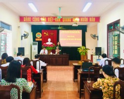 Đồng chí Nguyễn Thị Mai Thủy - Bí thư Chi bộ, Chủ tịch Hội Nông dân tỉnh tổng hợp các ý kiến góp ý cho từng đảng viên