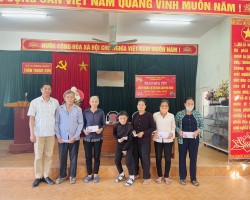 Hội Nông dân xã Cương Gián, huyện Nghi Xuân tổ chức trao tặng quà hộ nghèo, hội viên nông dân có hoàn cảnh khó khăn.