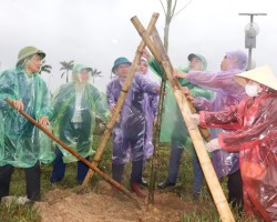 Đồng chí Trần Trung Thành – Phó Chủ tịch Thường trực Hội Nông dân tỉnh cùng tập thể cán bộ, công chức, viên chức đã tham gia trồng cây nhân dịp đầu xuân năm mới Quý Mão 2023.
