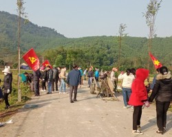 Các lực lượng tham gia trồng cây tại thôn Sơn Quang xã Đức Lạng
