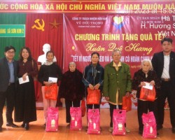 Hội Nông dân xã Sơn Kim 2 phối hợp với nhà hảo tâm trao quà Tết cho người nghèo