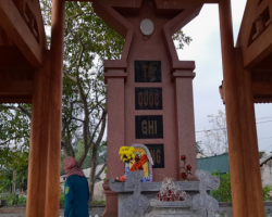 Đài tưởng niệm liệt sỹ tại thôn Hạ Tứ, xã Bùi La Nhân