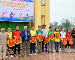 Hội Nông dân xã Cẩm Duệ tổ chức giải bóng chuyền nam, nữ chào mừng đại hội