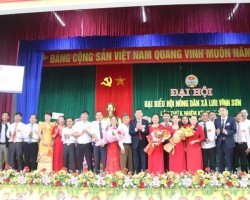 Lãnh đạo huyện và lãnh đạo xã tặng hoa chúc mừng Ban Chấp hành Hội Nông dân xã Lưu Vĩnh Sơn