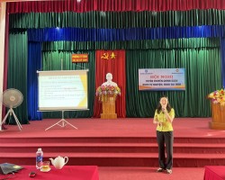 Đồng chí Trương Thị Tuyết – Trưởng phòng Truyền thông BHXH tỉnh truyền tải các nội dung tại hội nghị