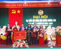 Đồng chí Nguyễn Thị Mai Thủy, Ủy viên Ban Chấp hành Trung ương HND Việt Nam trao Cờ Đơn vị xuất sắc cho HND huyện Hương Sơn
