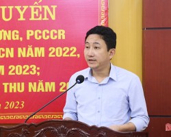 Đồng chí Trần Đức Bá - Giám đốc Đài Khí tượng Thủy văn Hà Tĩnh đưa ra một số dự báo về tình hình thời tiết năm 2023