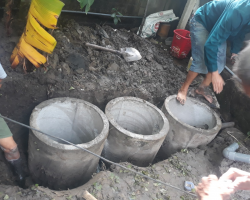 Hình ảnh hội viên nông dân lắp đặt hố xử lý nước thải sinh hoạt