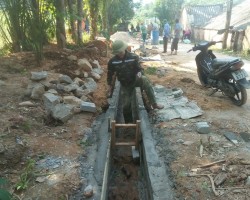 Chi hội Nông dân thôn Hồ Sen, xã Sơn Tây giúp đỡ hội viên khó khăn xây dựng mương thoát nước