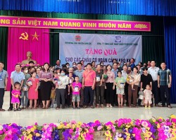Hội Nông dân huyện Can Lộc tặng 300 hộp sữa cho các cháu có hoàn cảnh khó khăn