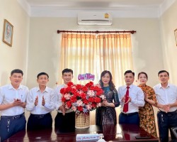 Các đồng chí trong Thường trực và Ban Thường vụ Hội Nông dân tỉnh tặng hoa chúc mừng đồng chí Phan Văn Hùng