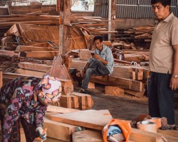 Ông Nguyễn Văn Minh (người bên phải) kiểm tra tại xưởng sản xuất đồ mộc của gia đình
