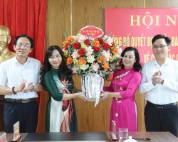 Lãnh đạo Ban Dân vận Tỉnh ủy tặng hoa chúc mừng đồng chí Nguyễn Thị Mai Thủy